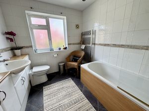 Master En-suite- click for photo gallery